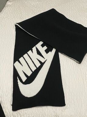 Nike Men's Sport Scarf